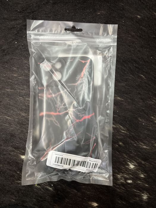 ПРОДАВАМ калъф за iphone 13 чист черен с червени светкавици