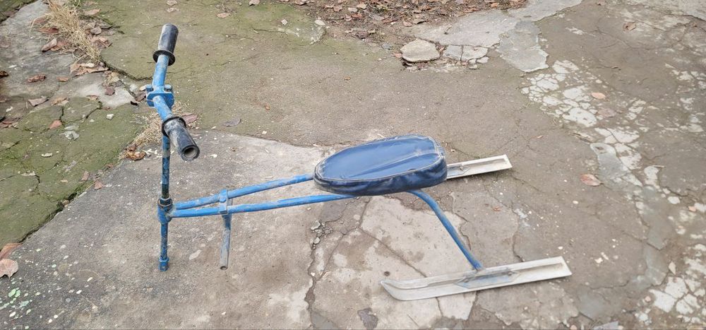 Продаются две пары санок