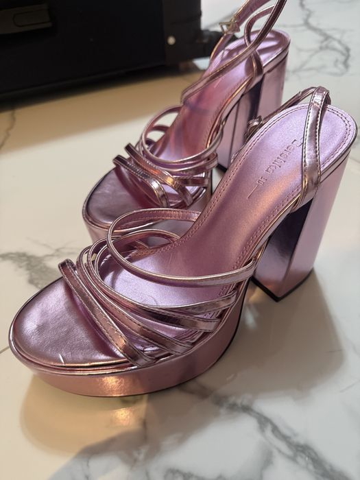 Sandale Bershka noi marimea 38