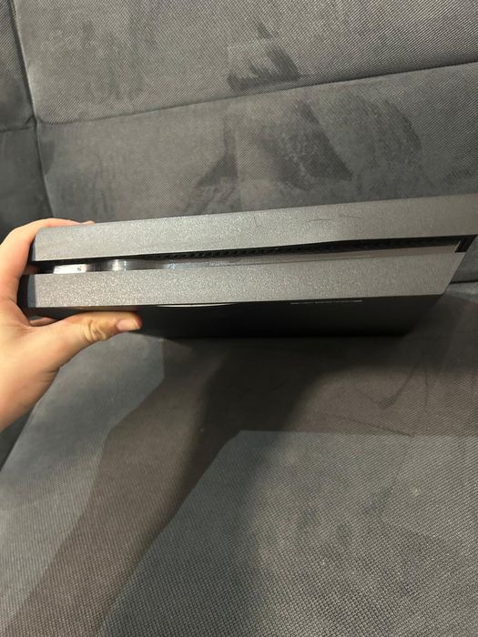 Ps4 un pic zgâriat de 2 3 ani negociabil