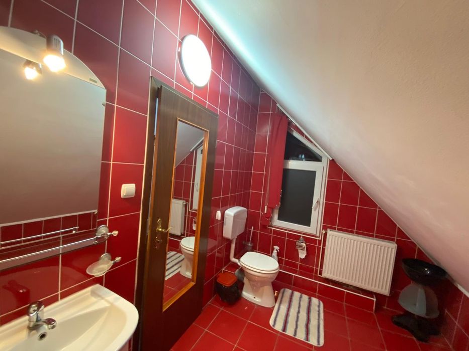Apartament la casa de închiriat