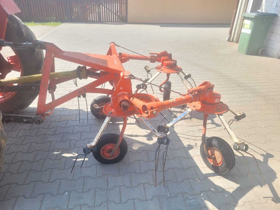 Greblă de întors fan