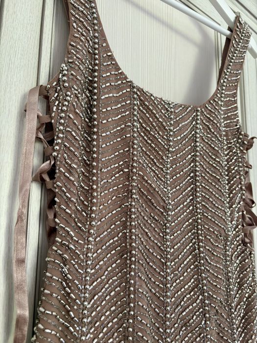 Rochie midi Asos cu detalii bijuterie – mărimea 38