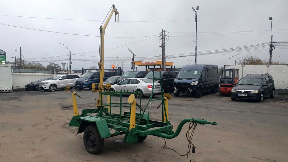Remorca 750 kg dotata cu macara, vinci pentru ridicare, stabilizatori