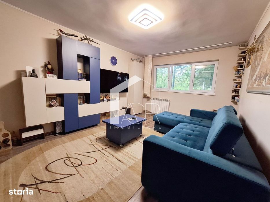 Apartament cu 3 camere, decomandat, zona Vest