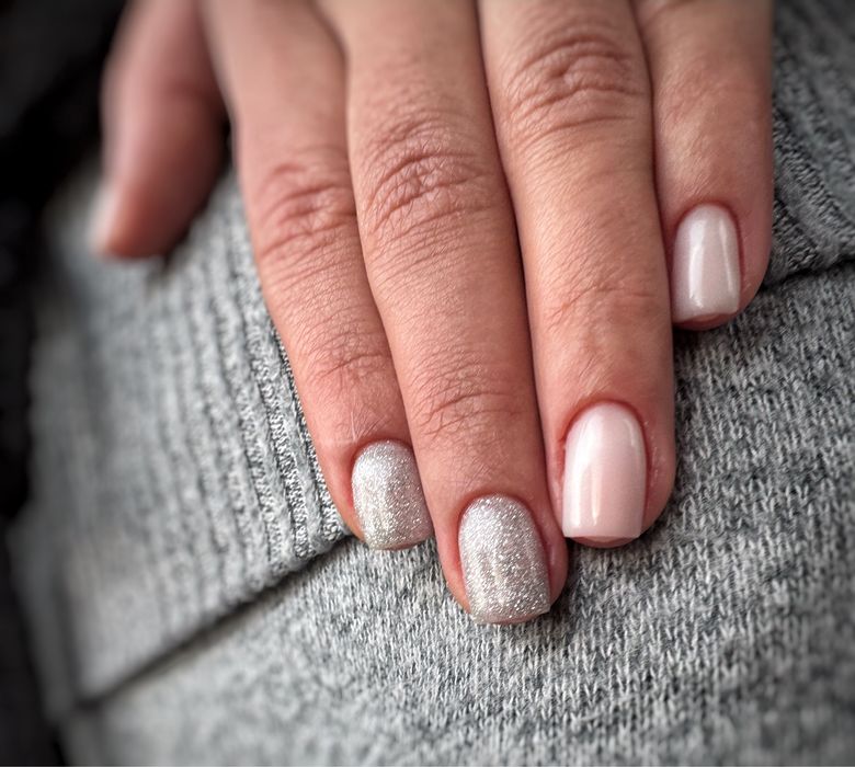 Ofer servicii de manichiura si pedichiura!