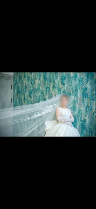 Нежное атласное свадебное платье с бантом