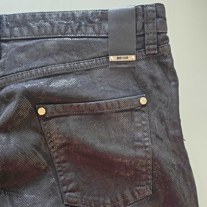 Продавам оригинален костюм