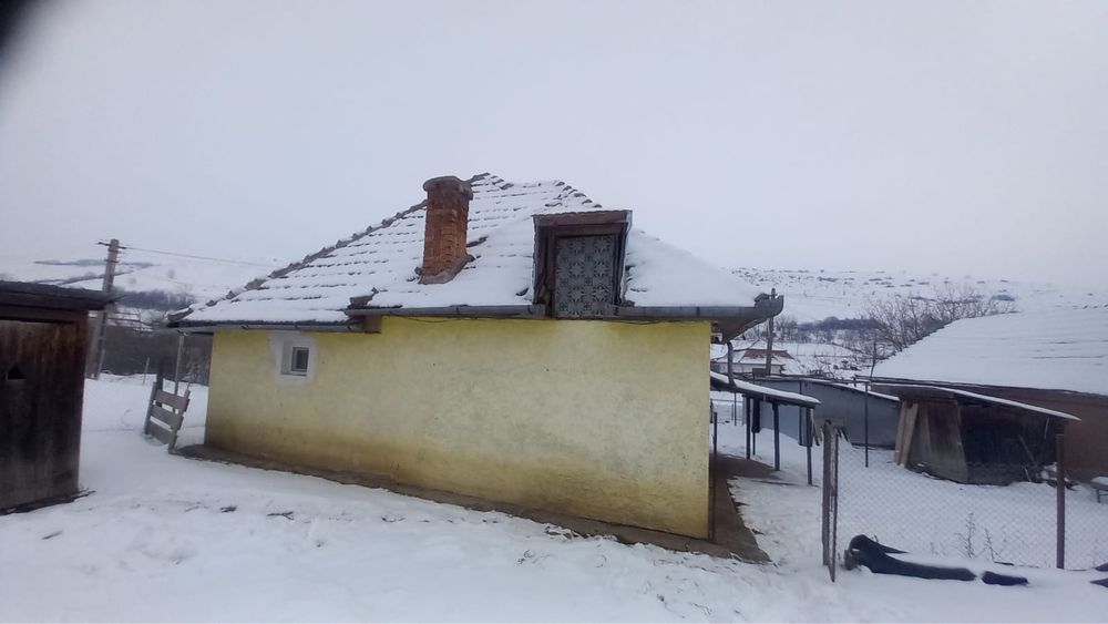 Casă cu 2 camere , teren generos de 1.057 m²