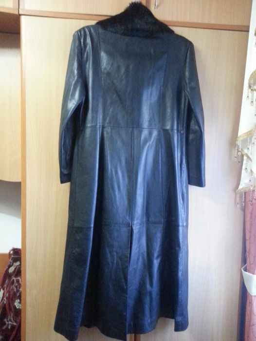 Haina lunga din piele naturala si guler din blana naturala din Spania