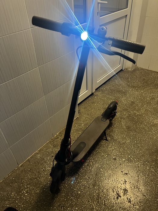 Trotinetă electrică Xiaomi Mi M365 – neagră, pliabilă