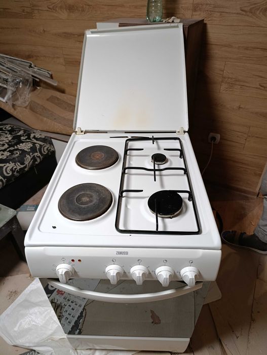 Фурна ZANUSSI с електически и газови котлони