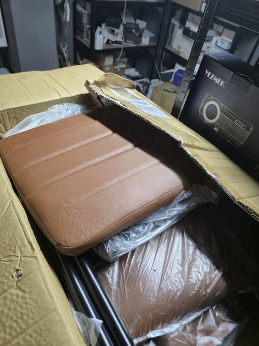 Кожен стол с  висока облегалка и здрави метални крака