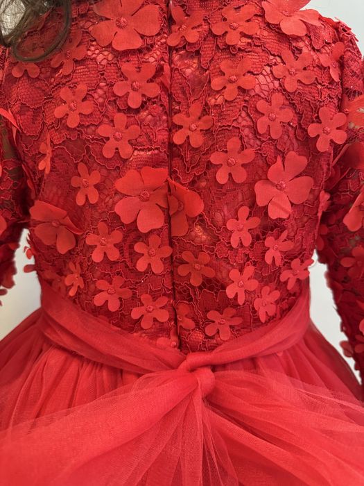 Продам нарядное платье для девочки