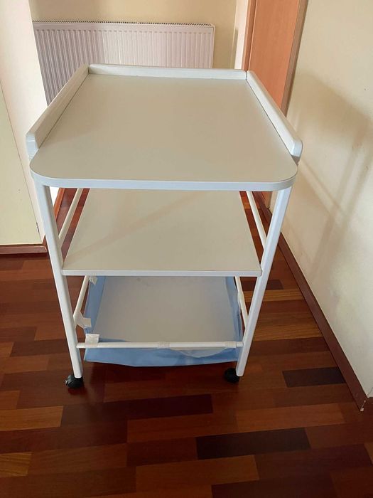 Masuta infasat bebe masa schimbat copii pe roti, cu cosulet