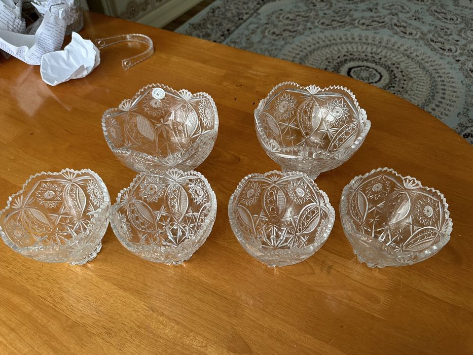 Столовый сервиз и хрустальные вазы