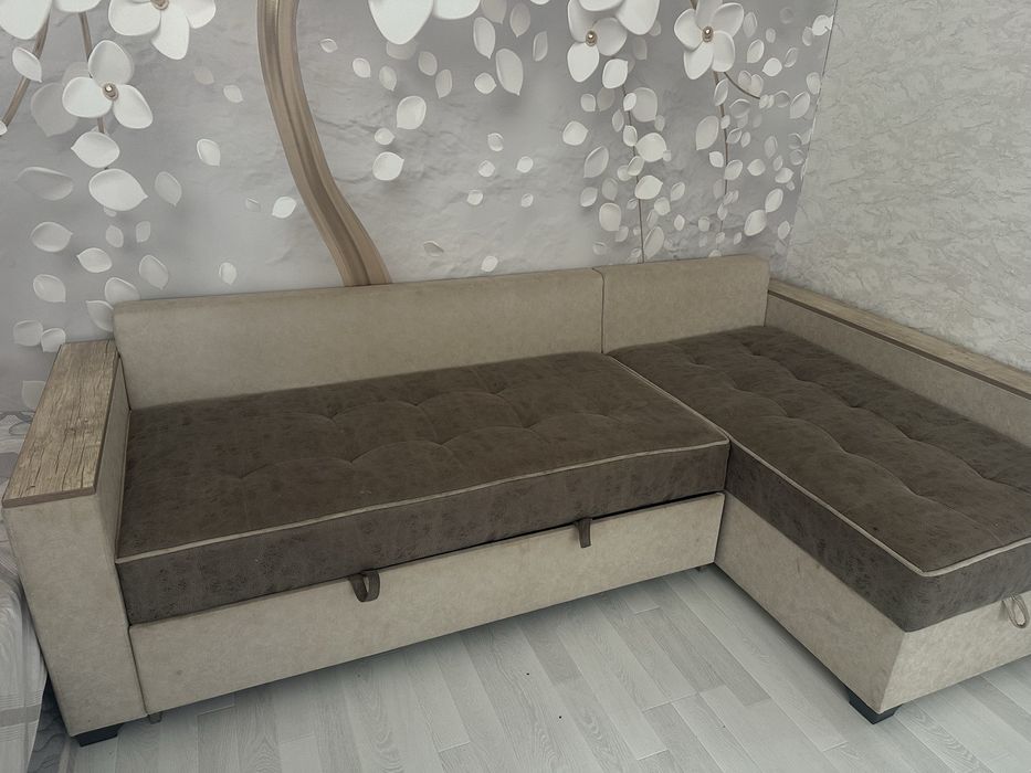 Iktaga ochiladigan ichi sandiqli divan