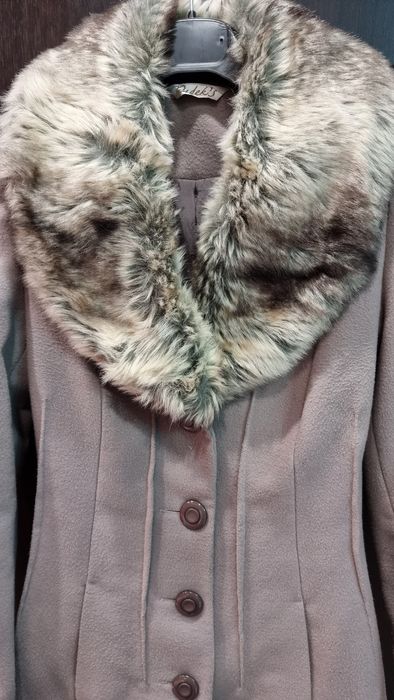 Елегантно вълнено палто с яка в сиво