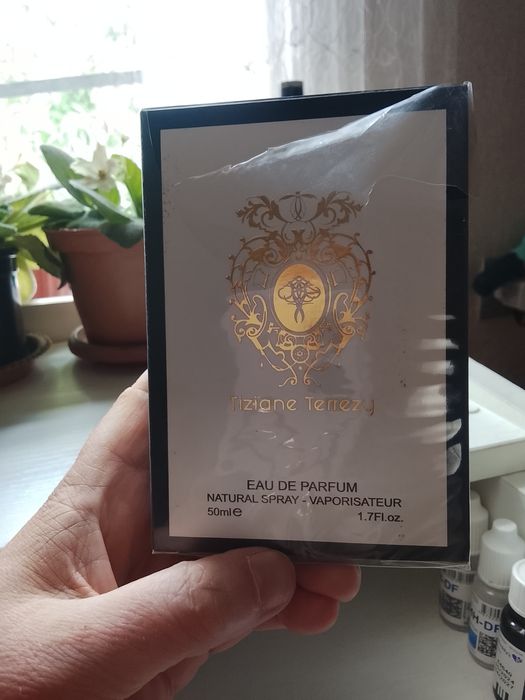 Продам духи недорого.