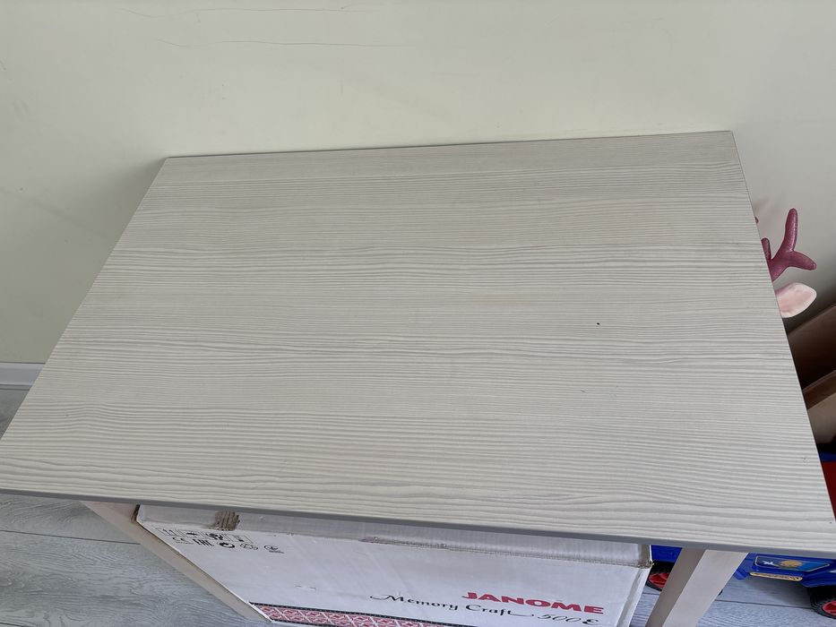 Продается стол за 10000