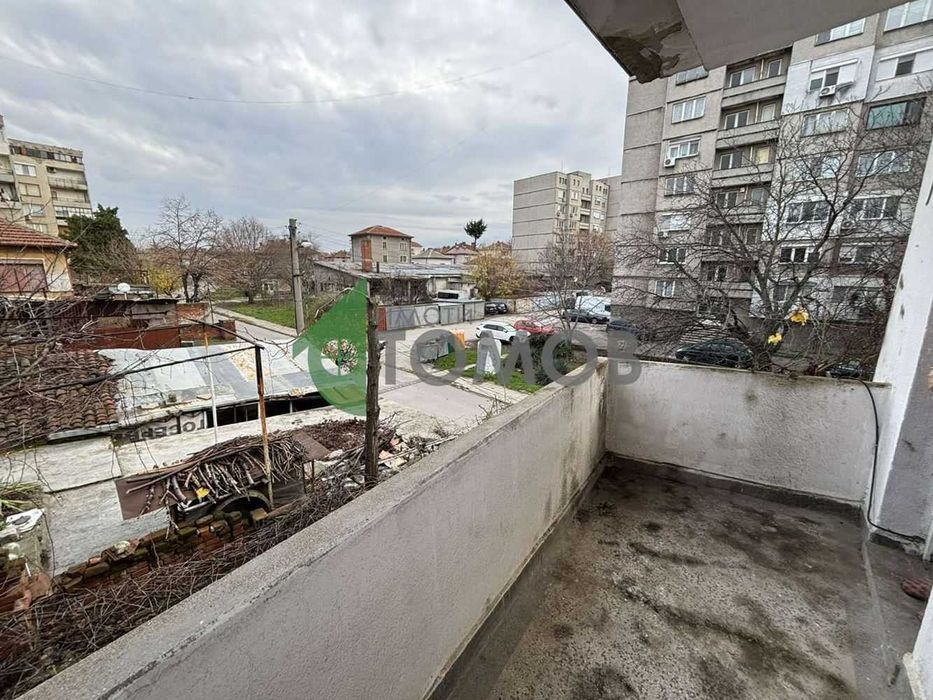 Монолитна къща с двор и гараж в град Чирпан