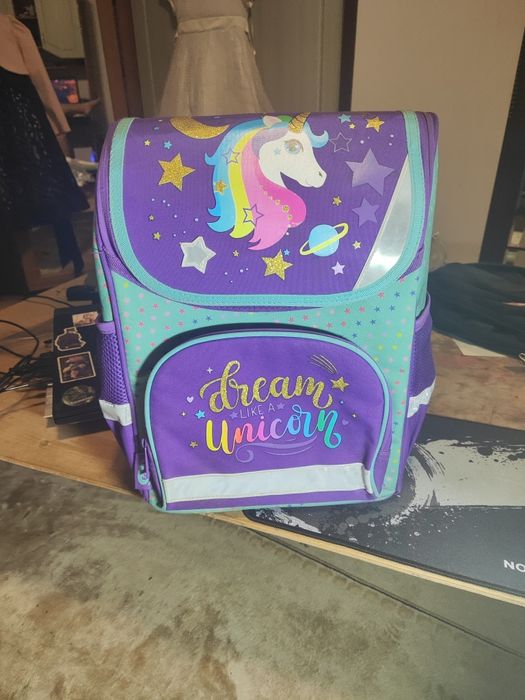 Продам рюкзак для девочки в школу .