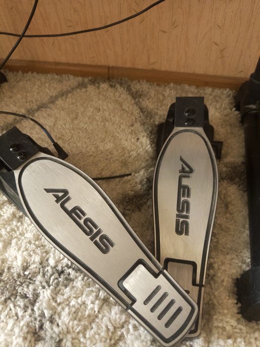 Барабанная установка Alesis