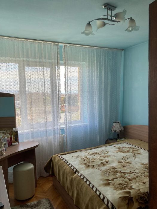 Vând apartament 3 camere cu garaj