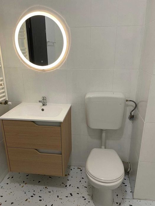 Garsoniera de vanzare cu birou si bucatarie inchisa
