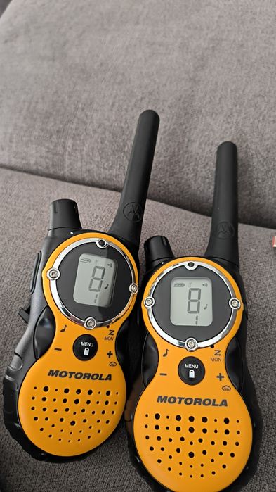 Set 3 Stații Walkie-Talkie Motorola TLKR T5 / T60 / T80 – Galben/Negru (Fără încărcător)