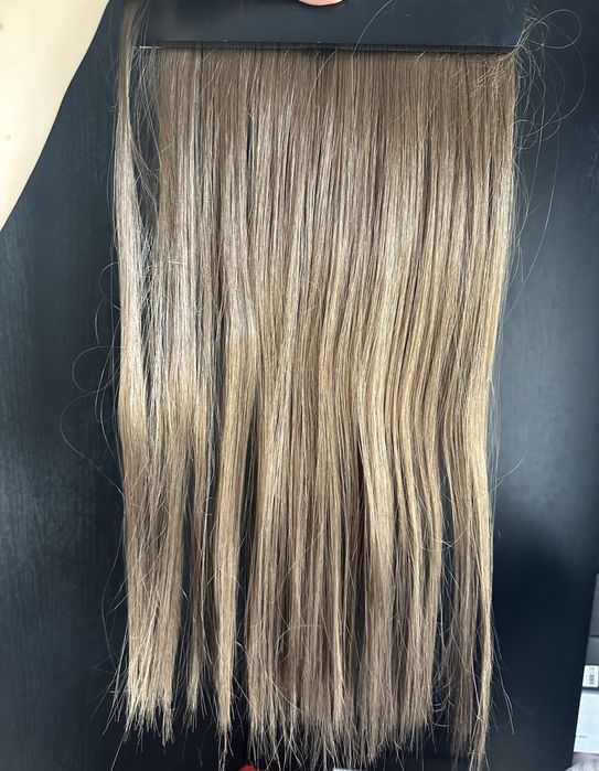 Светло кестенява коса на две големи треси