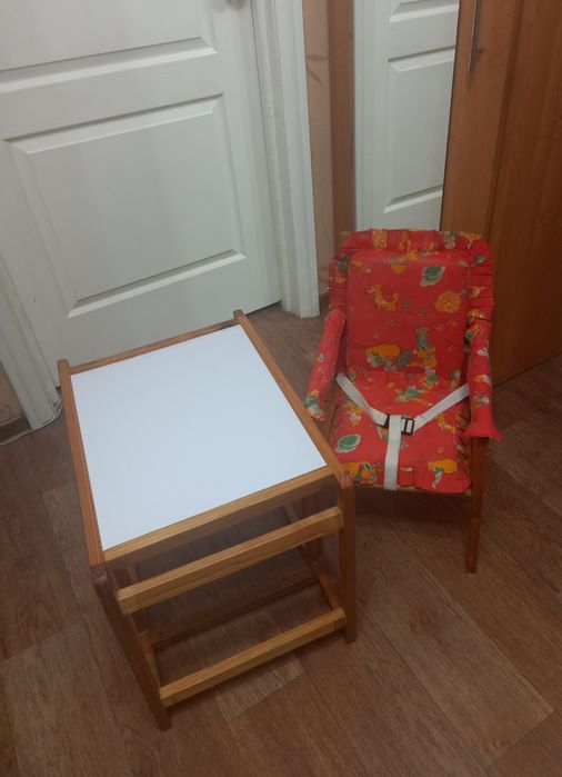 Детский стол и стульчик.