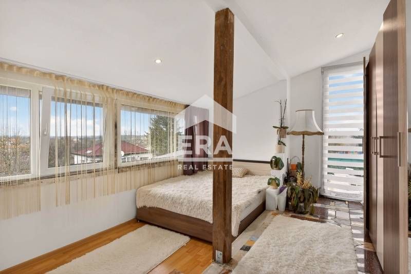 Ексклузивна, двуетажна, обзаведена къща за продажба, с работещ магазин