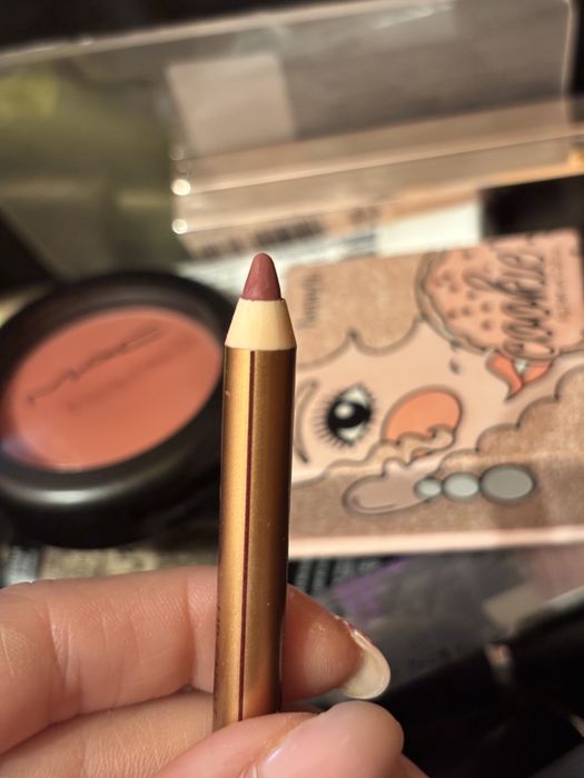 молив за устни на Charlotte Tilbury