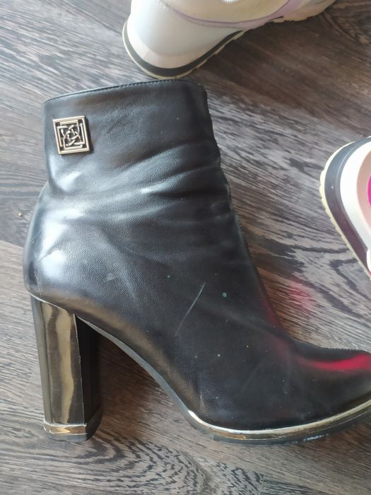 Лот от маратонки и ботуши