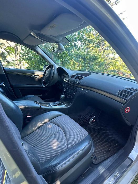 Лек автомобил Mercedes E-220
