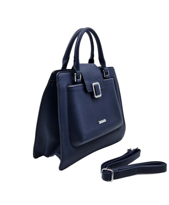 Дамска стилна чанта с метален акцент