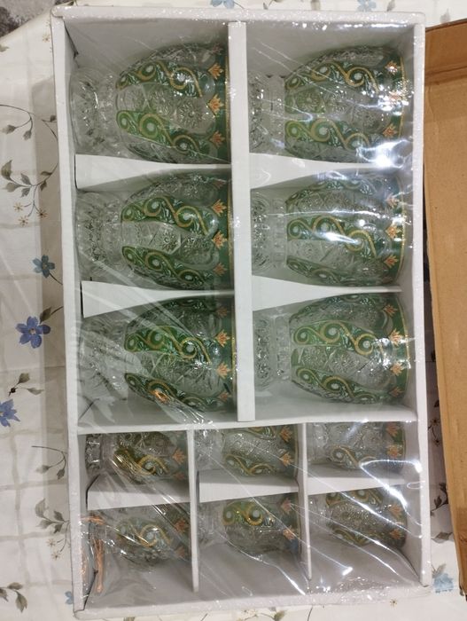 2 набора.у одного нету одна крушка.