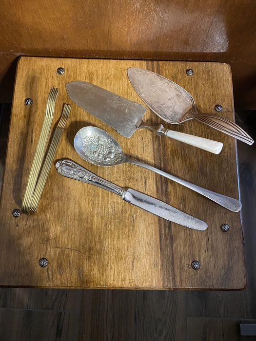 Farfurii ornament ; cuțit argint , paletă argint cu maner sidef