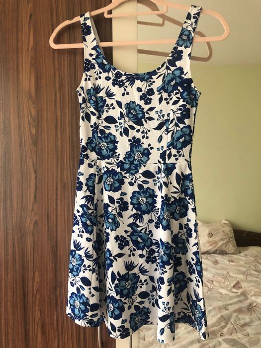 Лятна рокля HM със сини цветя
