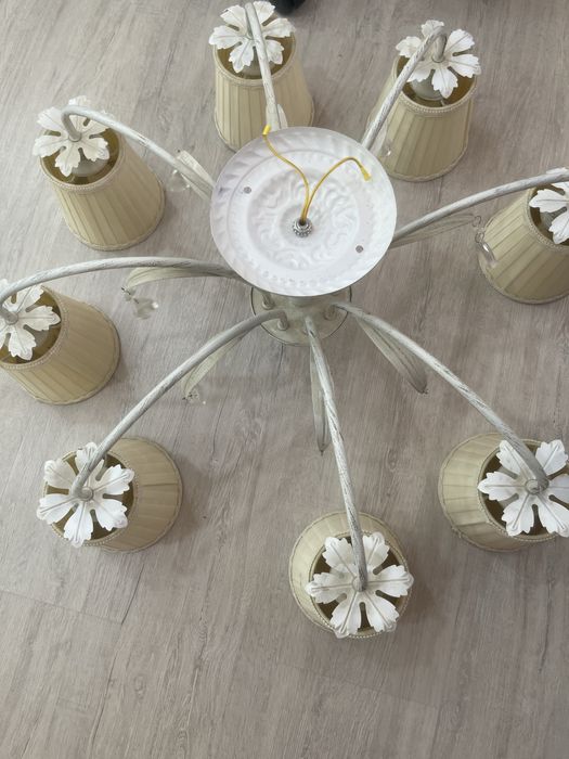 Срочно продаю люстру 8рожковую