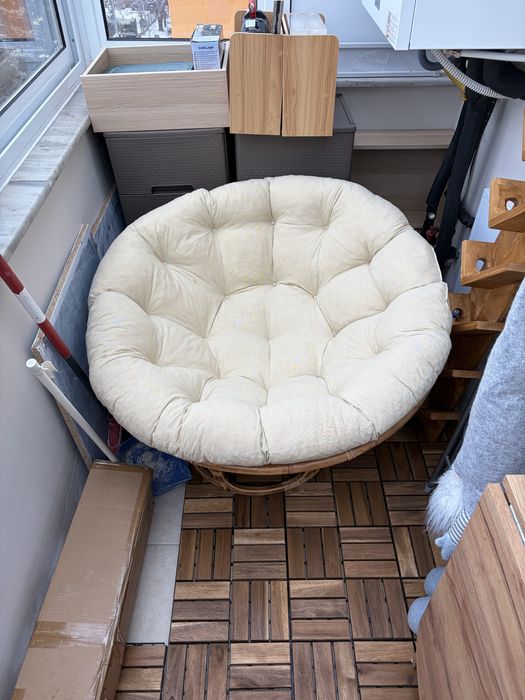 Ратанов стол с възглавница