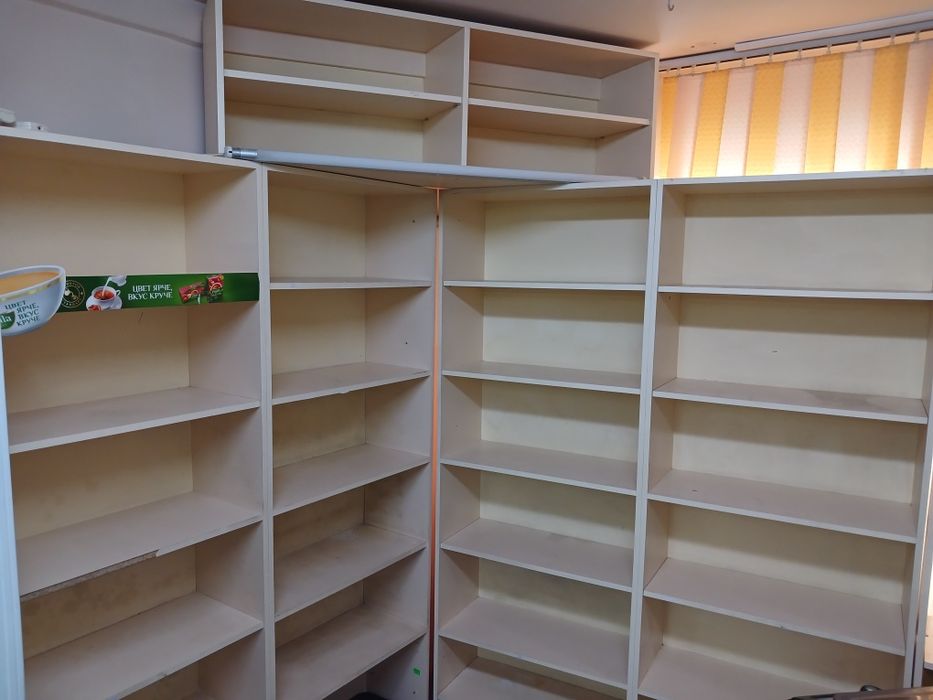 Продам витрины, стеллажи.