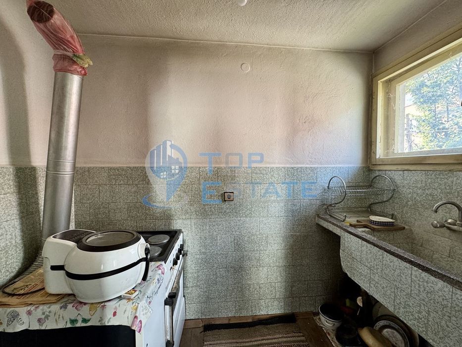 Етаж от къща с допълнителна постройка в град Елена, област Велико Тър