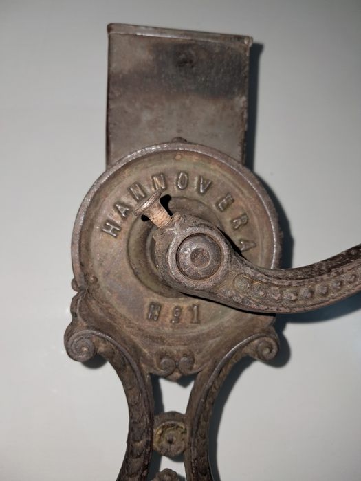 Râșniță pentru nucă veche vintage