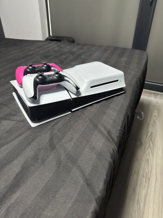 Ps 5 slim varianta cu disc in stare bună și prețul este  ușor negociabil si vine cu  manetele incluse