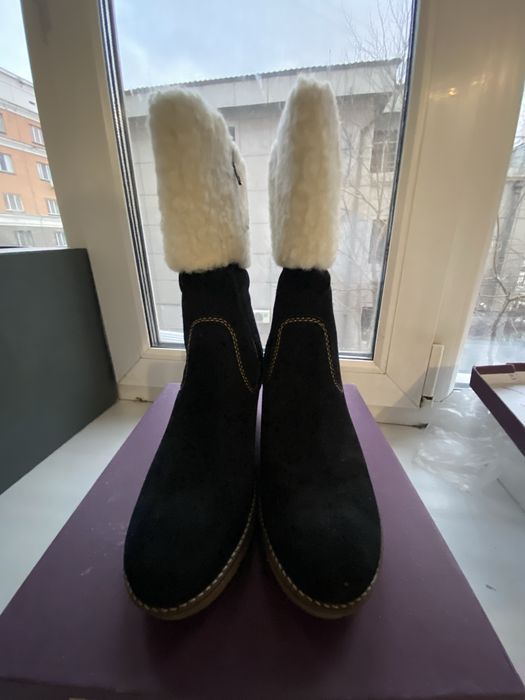 Продам женские ботинки