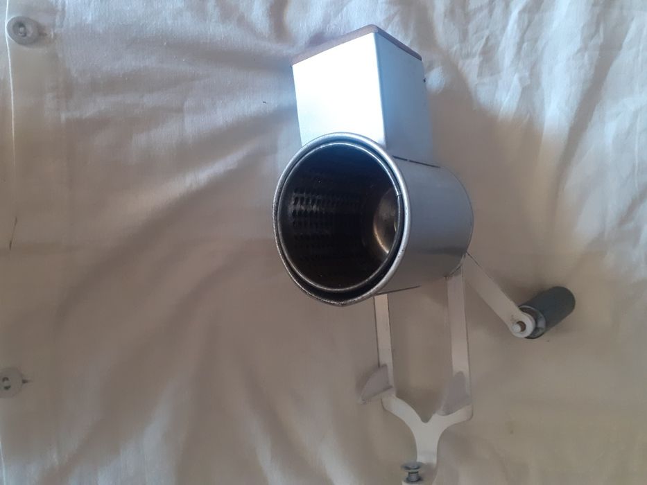 Mașină de tocat nucă clasică