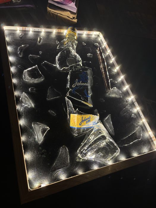 Светеща рамка със шише и пура