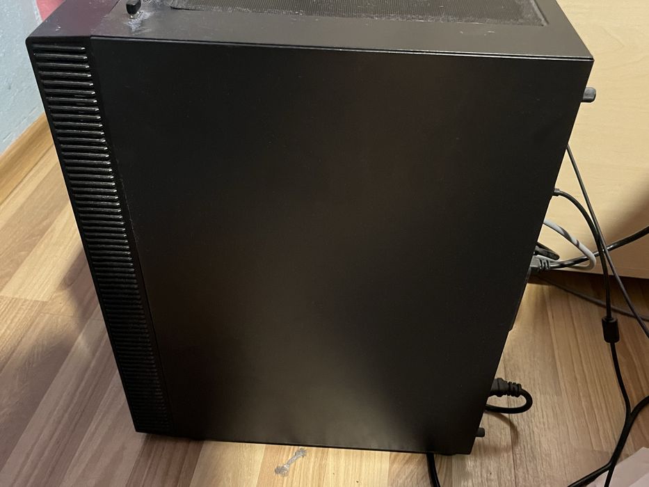 Продавам настолен компютър